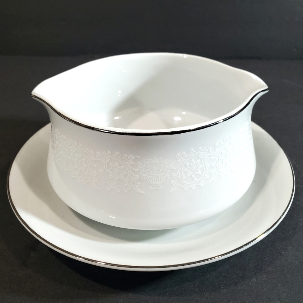 Vtg Crown Victoria Fine China Lovelace 1003 Gravy Boat With Attached Underplate